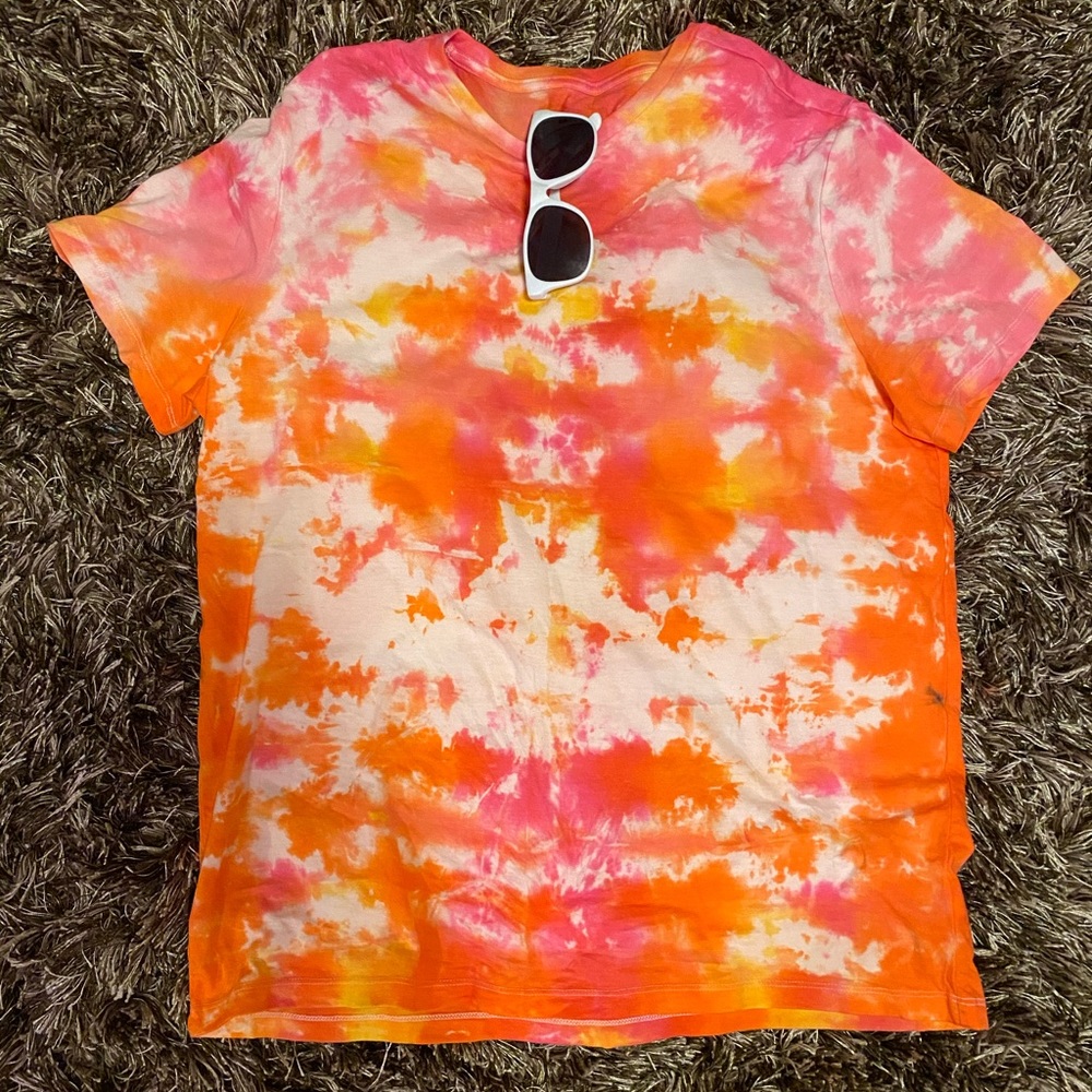 Soft cotton colorful tie-dye tee- tie up or in